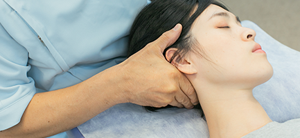 池袋の整体院でストレートネック改善の施術