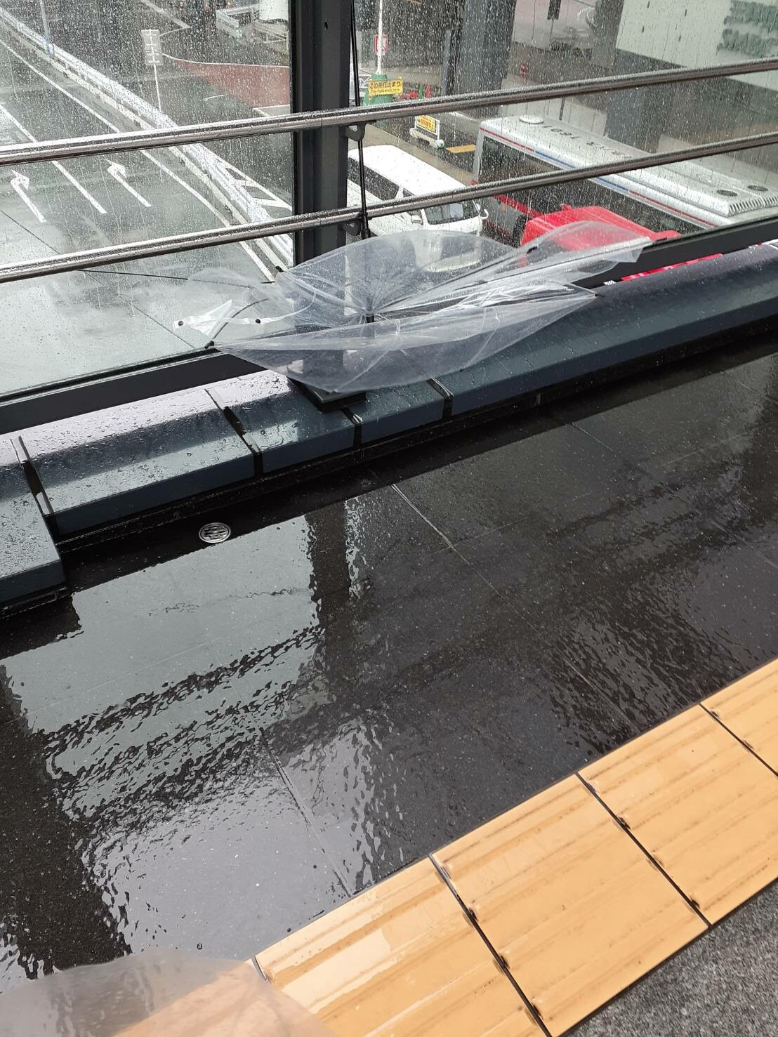 ひっくり返った傘